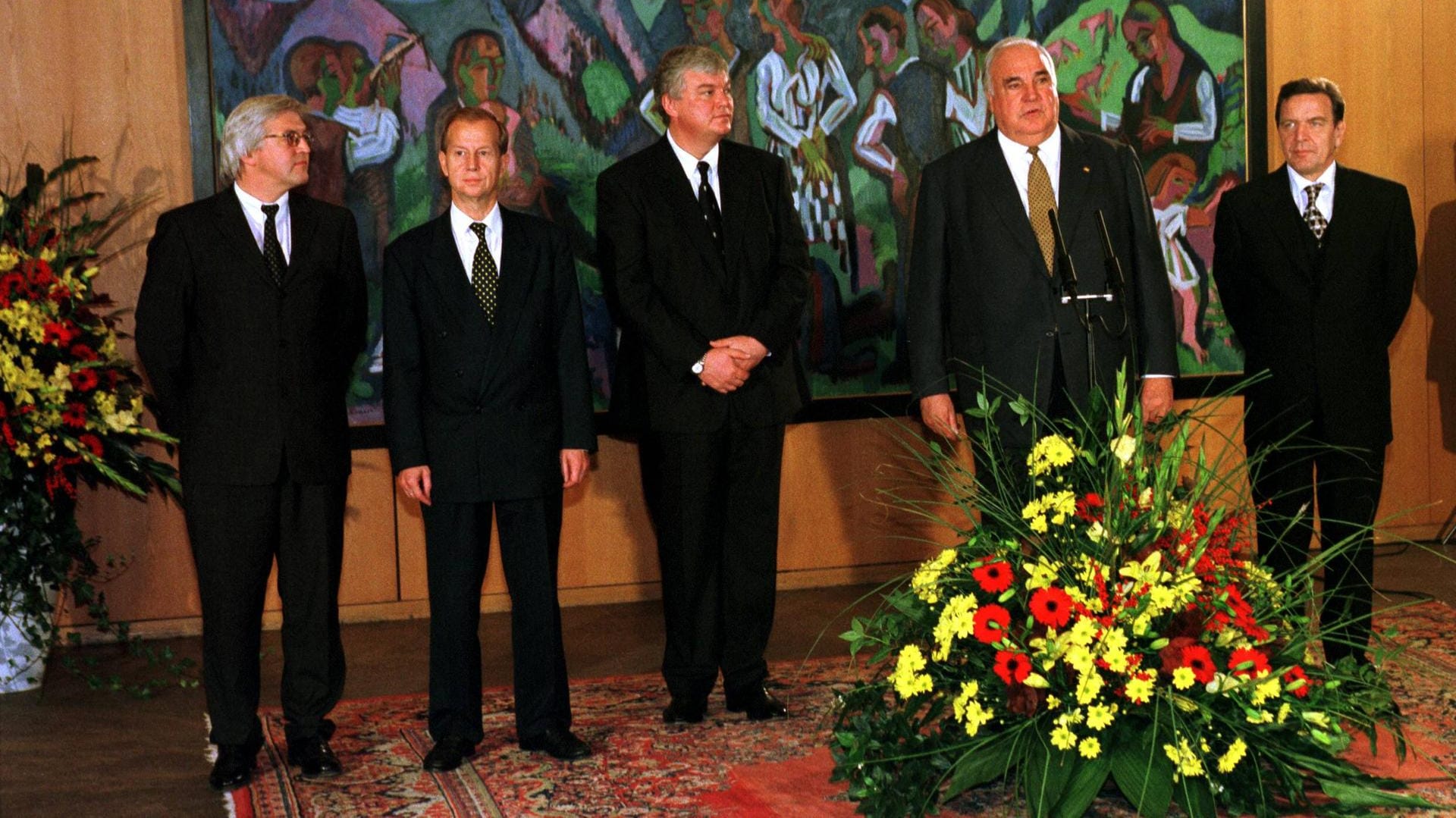 1998: Nach seiner Wahl zum Bundeskanzler macht Gerhard Schröder Steinmeier zum Staatssekretär im Bundeskanzleramt und zum Beauftragen für die Nachrichtendienste.