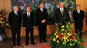 1998: Nach seiner Wahl zum Bundeskanzler macht Gerhard Schröder Steinmeier zum Staatssekretär im Bundeskanzleramt und zum Beauftragen für die Nachrichtendienste.