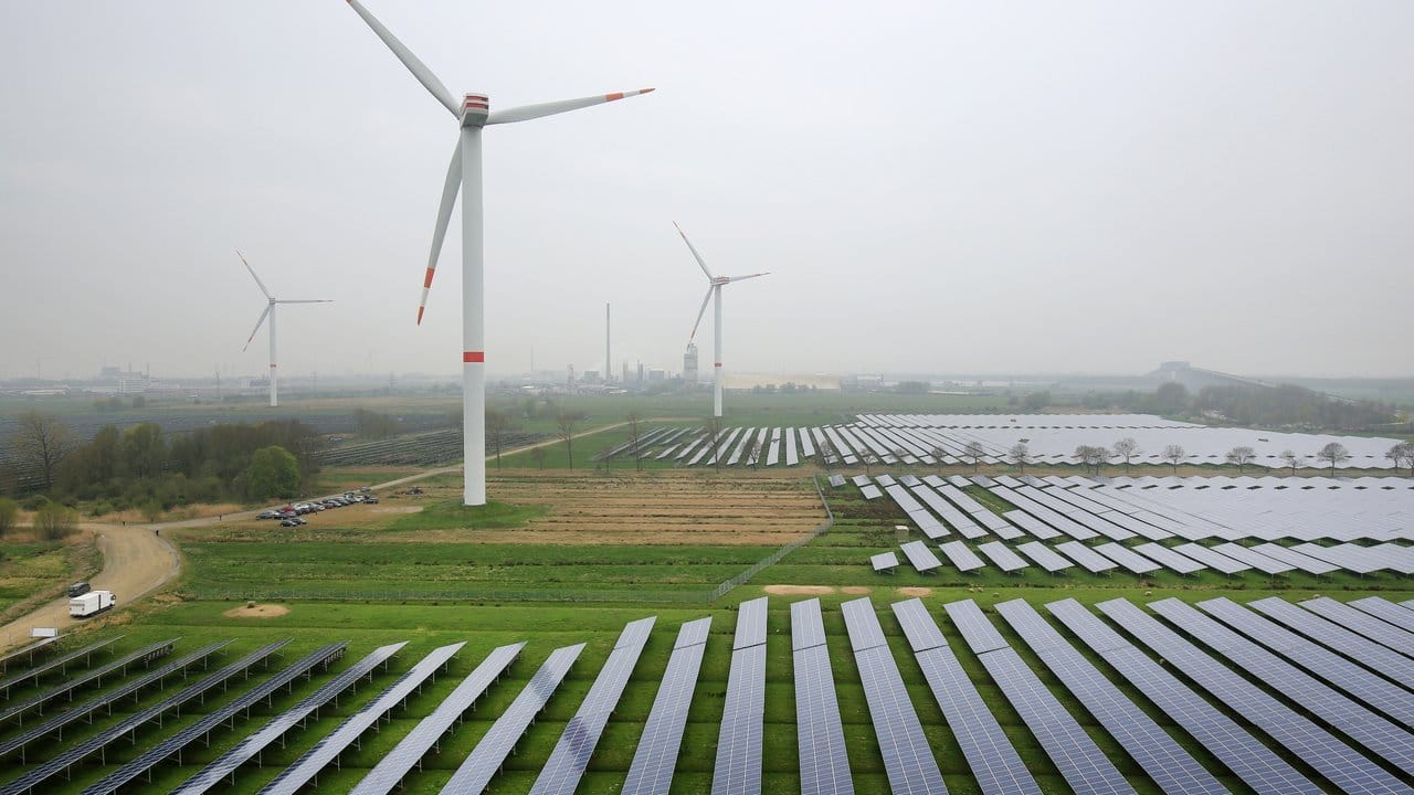 Die Stromproduktion aus erneuerbaren Energien ist in Deutschland auf einen neuen Höchststand geklettert.
