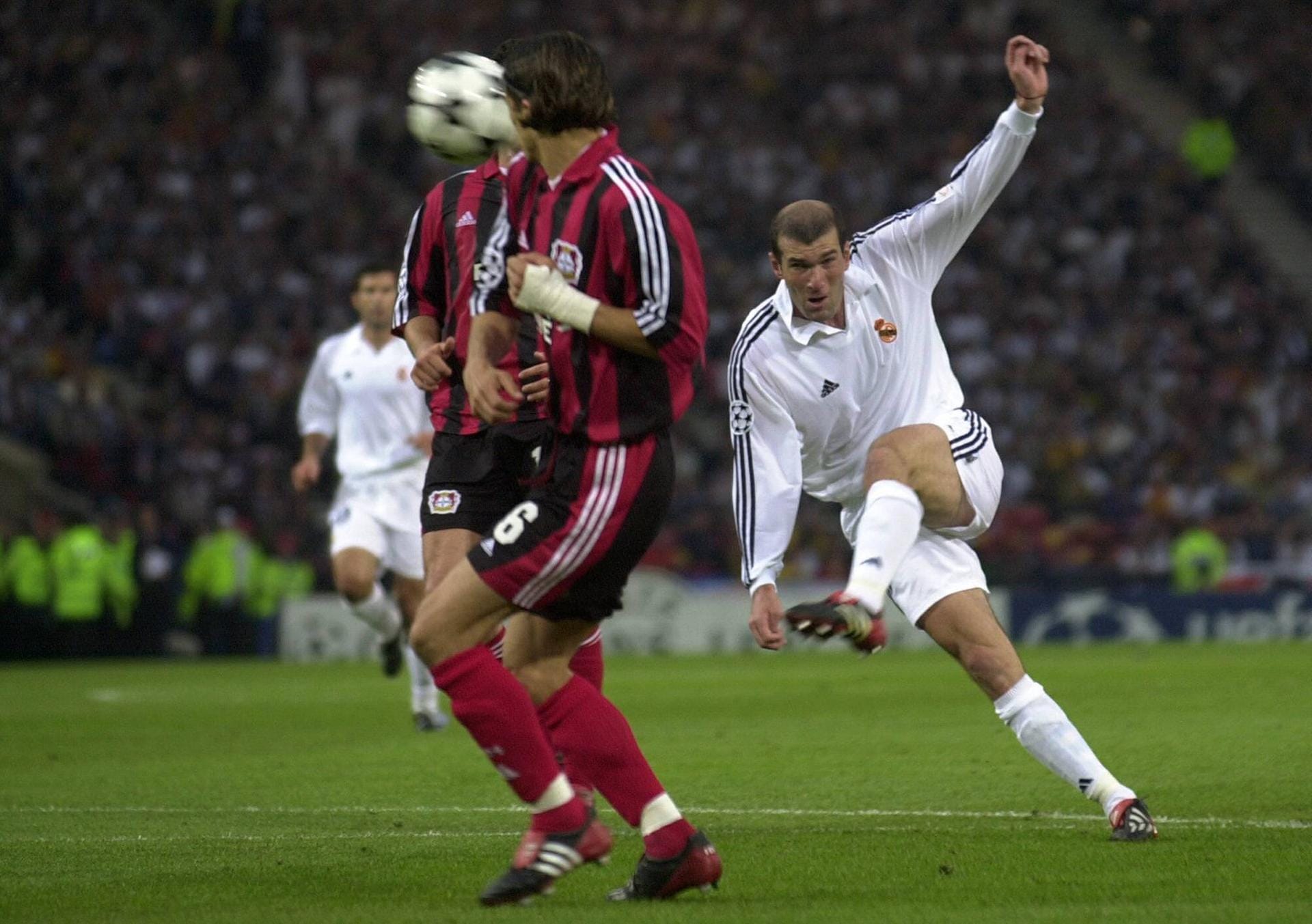 Zinedine Zidane (47): Als Spieler konnte er nur einen Champions-League-Triumph feiern, mit Real Madrid (2001/02), als "Zizou" im Finale gegen Leverkusen per Volley-Schuss den Siegtreffer markierte. Zuvor hatte sich der Franzose bereits mit dem Welt- (1998) und Europameistertitel (2000) gekrönt. Als Trainer machte sich Zidane schließlich auch zur Königsklassen-Legende, denn mit Real Madrid gewann er den Pott drei Mal in Folge (2015/16, 2016/17 und 2017/18).