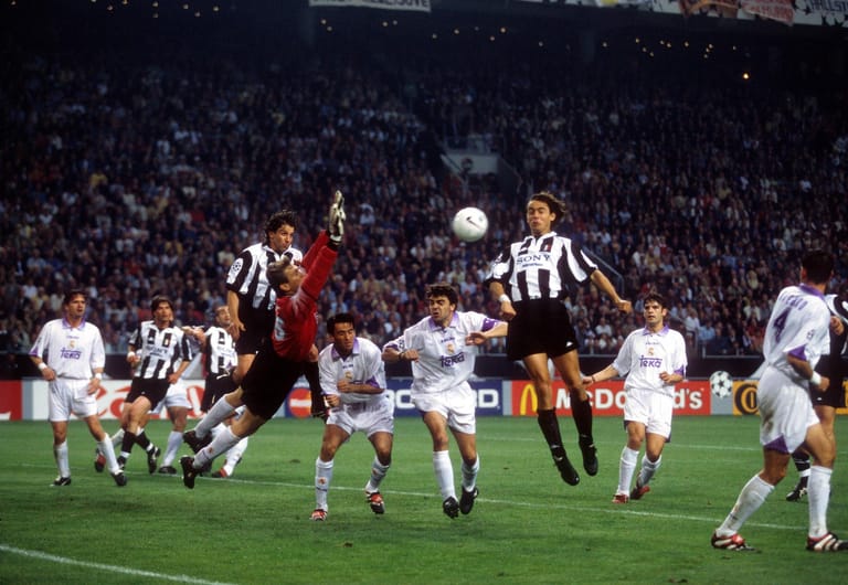 Bodo Illgner (52): Noch ein Deutscher, der definitiv eine Champions-League-Legende ist. Zwei Mal konnte der Weltmeistertorhüter von 1990 den Henkelpott hochhalten. Als Stammspieler mit Real Madrid 1997/98 sowie 1999/2000 als Reservist. Bei einem seiner seltenen Interviews verriet er bei Markus Lanz, dass Real bei seinem Wechsel kurz vor der Zahlungsunfähigkeit stand: "Die haben den Tresor aufgemacht und die Peseten rausgekratzt." Seinen Ruhestand verbringt der Ex-Keeper in Florida.
