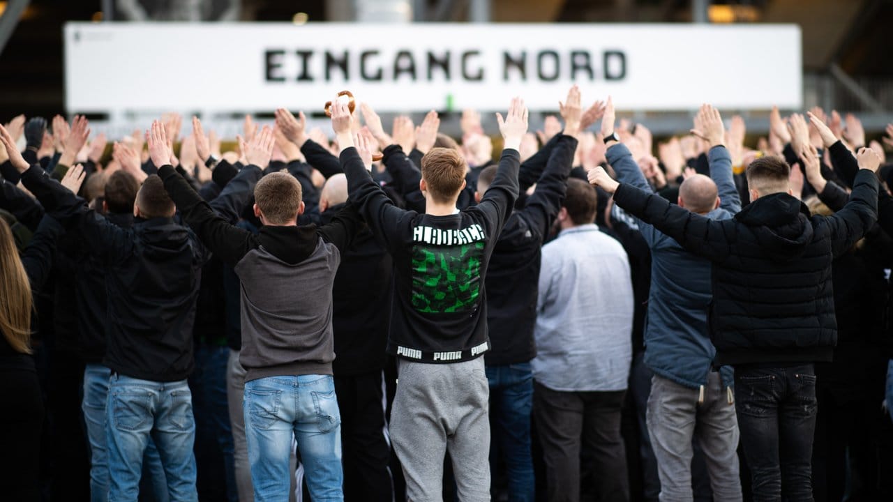 Zahlreiche Gladbach-Fans unterstützten ihr Team vor den Stadioneingängen.