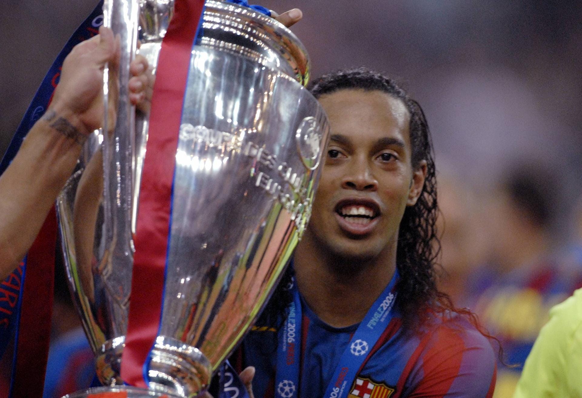 Ronaldinho (39): Der Brasilianer gewann die Champions League einmal mit Barcelona (05/06), aber er wurde durch seine unglaublichen Tricks und zahlreichen magischen Momente zu einer waschechten CL-Legende. Drei seiner Autos und einige Kunstwerke wurden wegen Steuerschulden gepfändet. Er soll einmal zwei Frauen gleichzeitig geheiratet haben. Wegen der Einreise mit einem gefälschten Pass sitzt er derzeit in Paraguay in Untersuchungshaft.