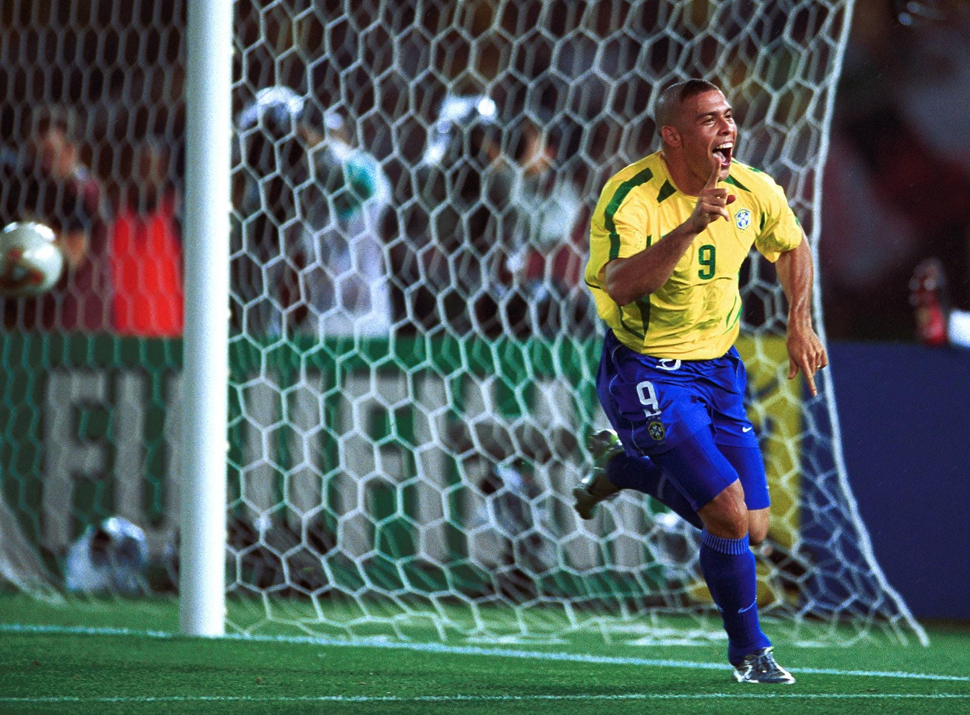 Und wie viele Champions-Titel hat eigentlich der "echte" Ronaldo (Ronaldo Luís Nazário de Lima)? Er gewann zwar alles, was es zu gewinnen gab, unter anderem zwei Mal die Weltmeisterschaft mit Brasilien (1994 und 2002) und war bis zur Ablösung durch den Deutschen Miroslav Klose WM-Rekordtorschütze, doch den Champions-League-Titel gewann er kein einziges Mal. Heute ist er Miteigentümer beim spanischen Erstligisten Real Valladolid.