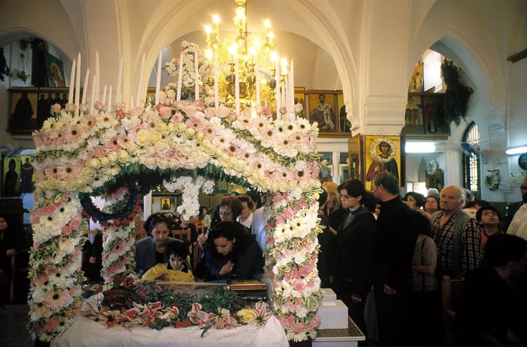 Tradition am Karfreitag: Der Epitaph, ein symbolisches Grab Jesu, wird in den Kirchen – wie hier auf Zypern – aufwendig mit Blumen geschmückt.