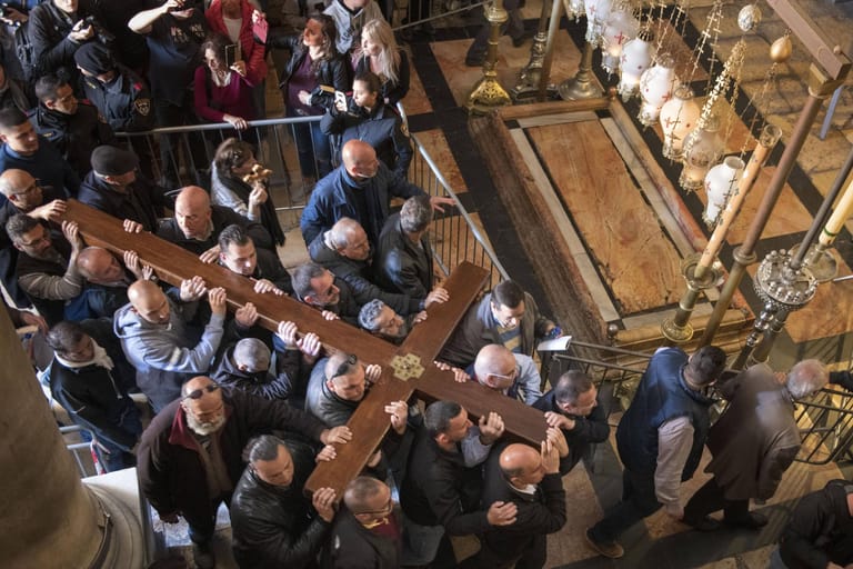 Bei der traditionellen Karfreitagsprozession in Jerusalem begehen Gläubige die Via Dolorosa. Sie folgt dem mutmaßlichen Leidensweg Christi zur Kreuzigung und endet in der Grabeskirche.
