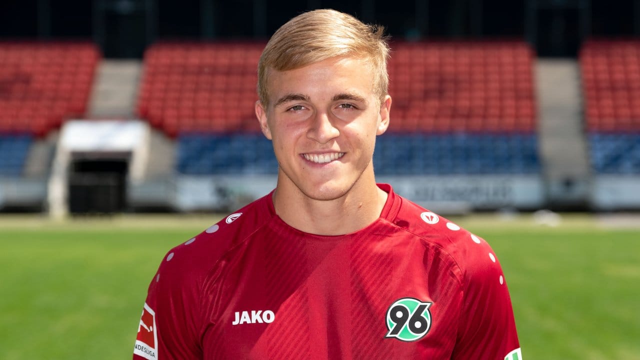Hannovers Timo Hübers ist als erster Fußballprofi in Deutschland positiv auf das Coronavirus getestet worden. Hannovers Timo Hübers ist als erster Fußballprofi in Deutschland positiv auf das Coronavirus getestet worden.