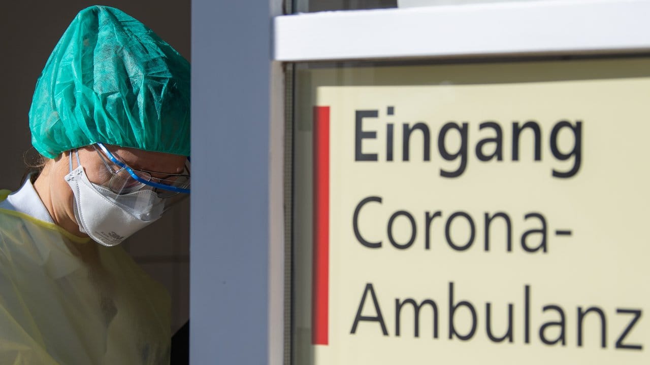 Eine Infektiologin des Dresdner Uniklinikums am Eingang der Corona-Ambulanz. Eine Infektiologin des Dresdner Uniklinikums am Eingang der Corona-Ambulanz.