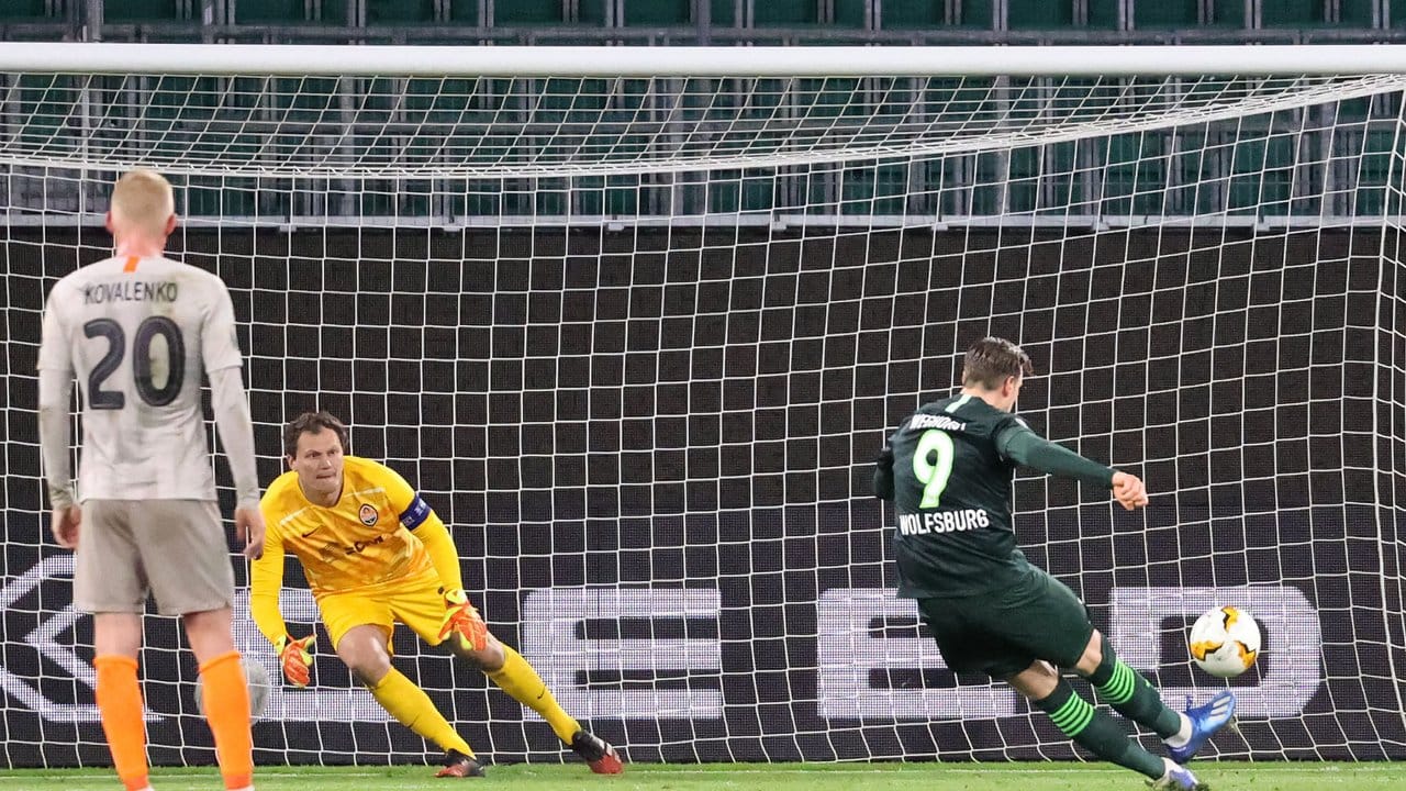 Wolfsburg-Torjäger Wout Weghorst sorgte vom Elfmeterpunkt für den Ausgleich. Wolfsburg-Torjäger Wout Weghorst sorgte vom Elfmeterpunkt für den Ausgleich.