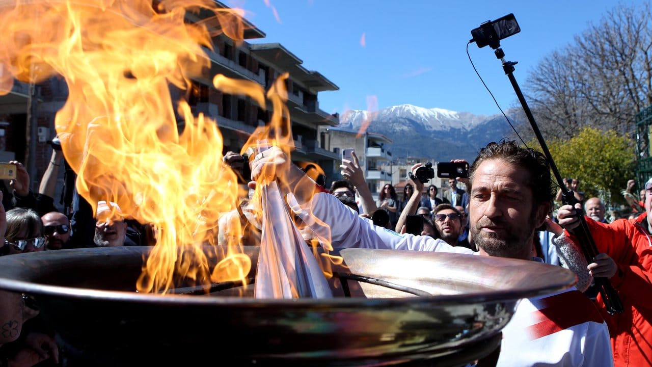 US-Schauspieler Gerard Butler entzündet die olympische Fackel.