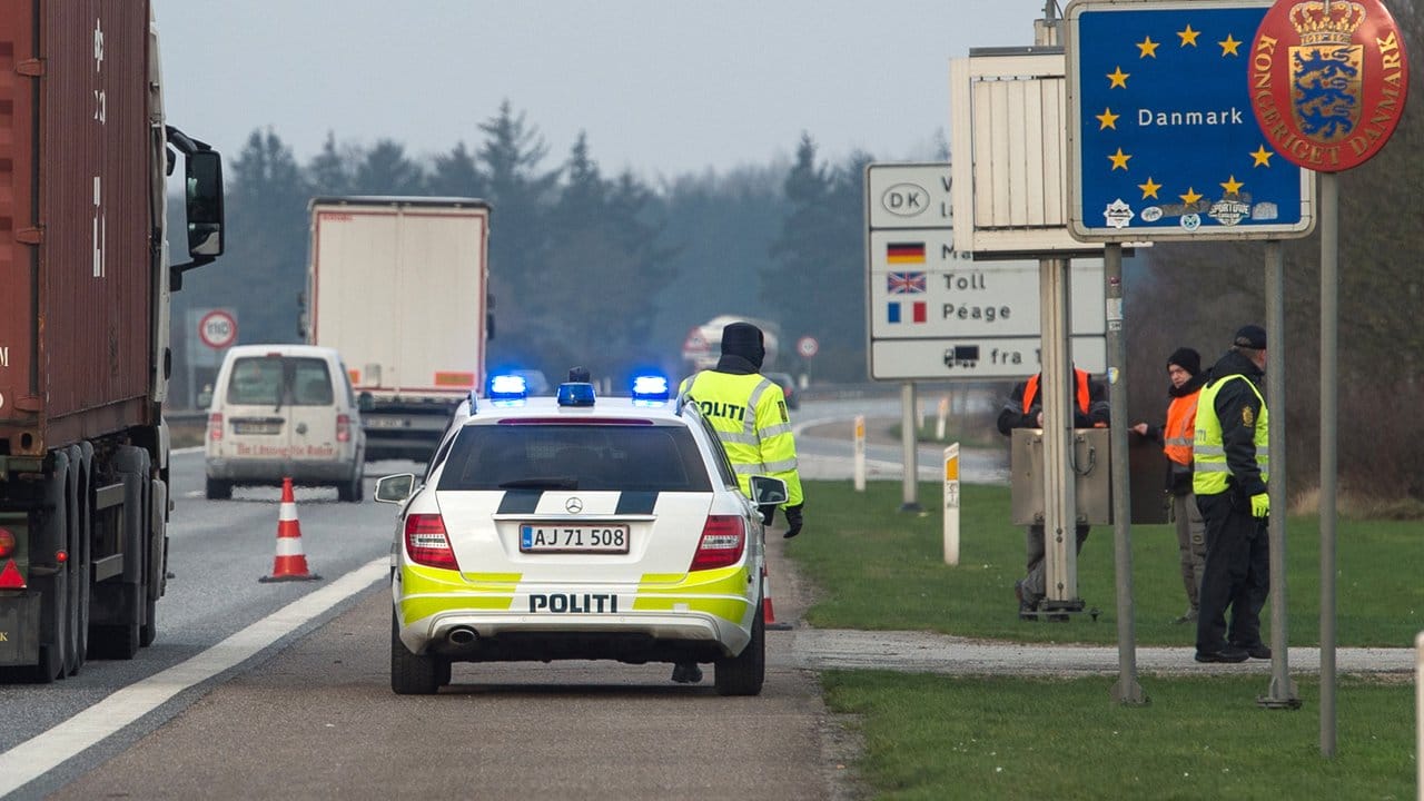 Dänische Polizisten kontrollieren an dem deutsch-dänischen Grenzübergang auf der Autobahn 7 den Verkehr (Archiv).