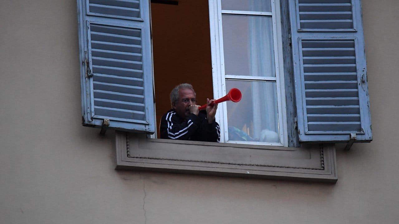 Mit Musik gegen die Einsamkeit: "Flashmob sonoro" (klingender Flashmob) in Rom.