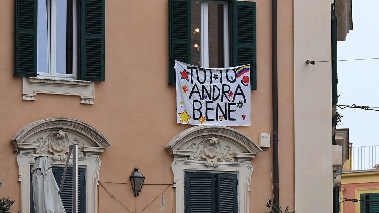 Ein Banner mit der Aufschrift "Alles wird gut" an einer Hausfassade in Rom.