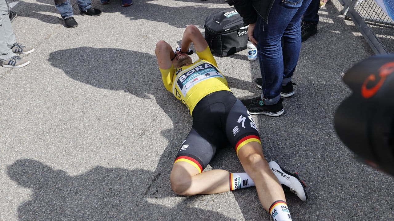 Völlig entkräftet: Nach seinem Triumph Schachmann in Valdeblore La Colmiane. Völlig entkräftet: Nach seinem Triumph Schachmann in Valdeblore La Colmiane.