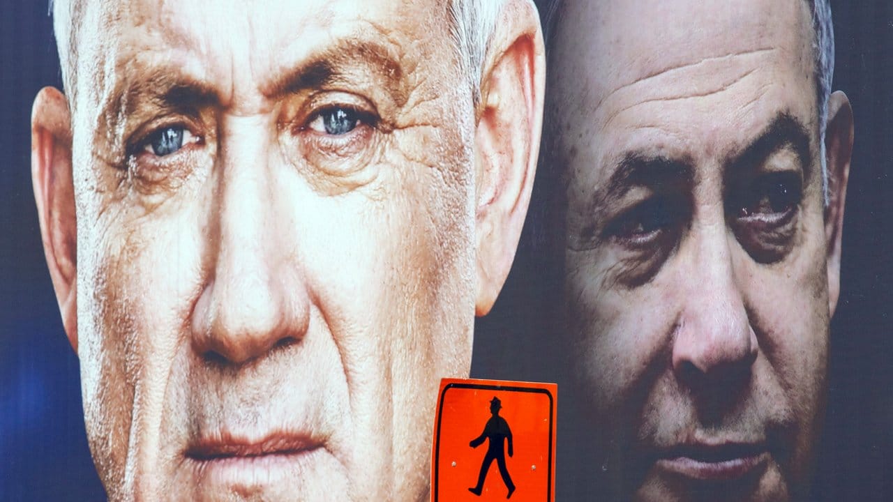 Ein Wahlplakat zeigt Benny Gantz (l) neben Ministerpräsident Benjamin Netanjahu.