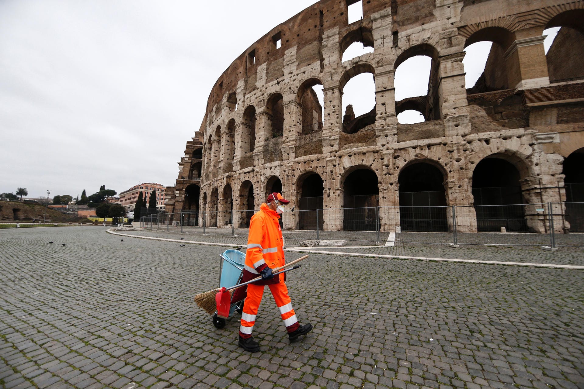 Rom, Italien: Ebenso wie das weltberühmte Kolosseum, wo nun die Straßen fast menschenleer sind.