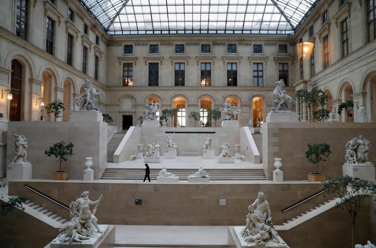 Von den Schließungen in der französischen Hauptstadt ist beispielsweise auch das sonst von Touristen stark besuchte Museum Louvre betroffen.