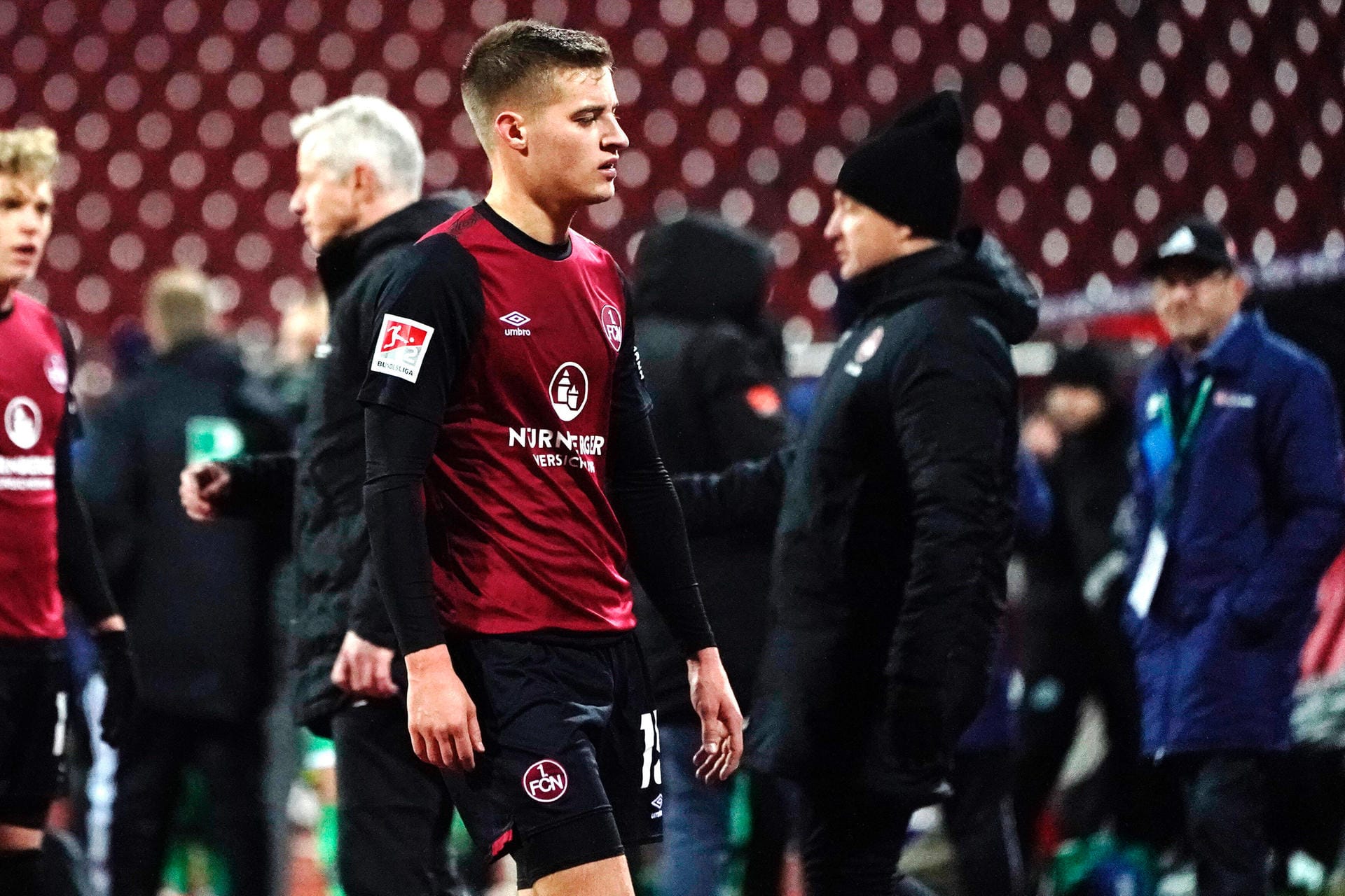 Fabian Nürnberger: Auch der 1. FC Nürnberg hat einen Corona-Fall in seiner Mannschaft. Getroffen hat es den defensiven Mittelfeldspieler Fabian Nürnberger. Seitdem befinden sich auch die Franken in Quarantäne.