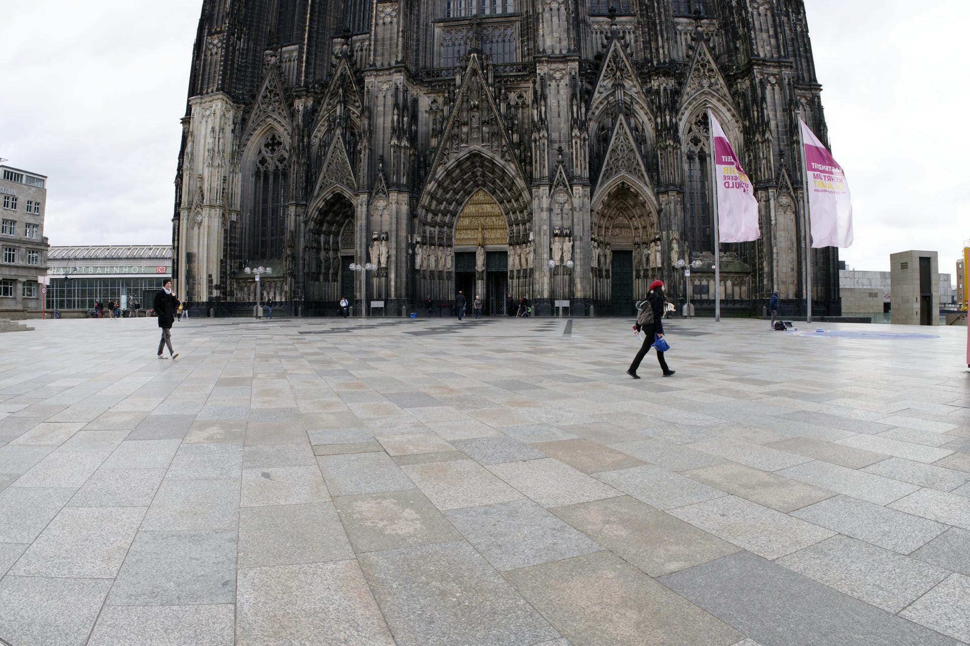 Köln, Deutschland: Auch am Dom bleiben die Touristen fern. Er ist nur noch fürs Gebet geöffnet.