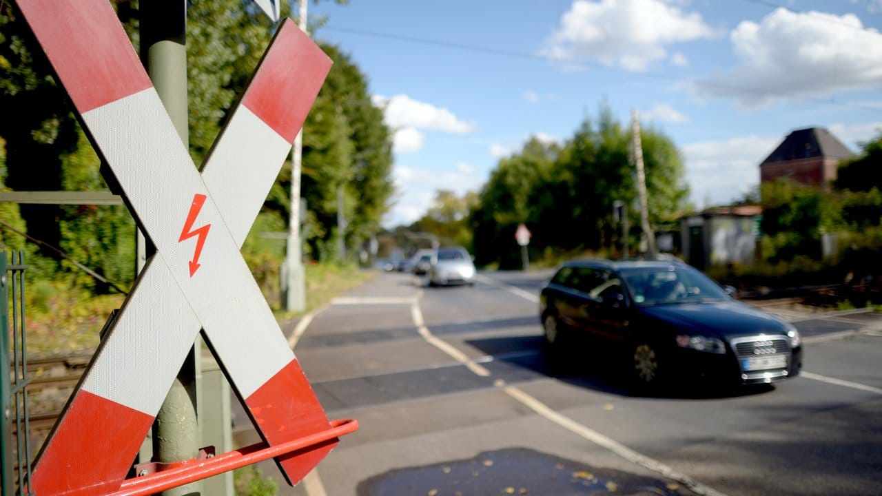 Hier ist besondere Vorsicht geboten: Etwa vier von zehn Bahnübergängen sind nur durch ein Andreaskreuz gekennzeichnet. Hier ist besondere Vorsicht geboten: Etwa vier von zehn Bahnübergängen sind nur durch ein Andreaskreuz gekennzeichnet.