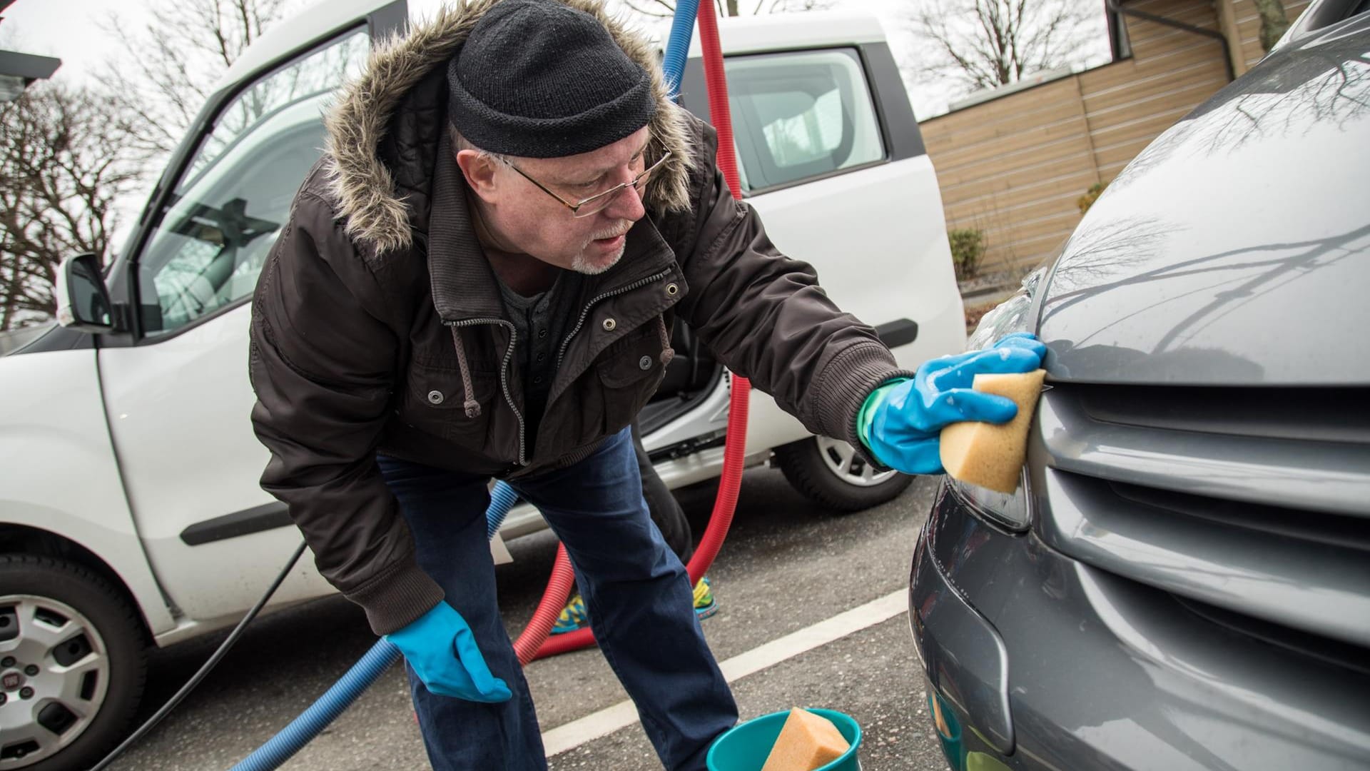 Richtige Richtung: Waschen Sie Ihr Auto immer von oben nach unten.