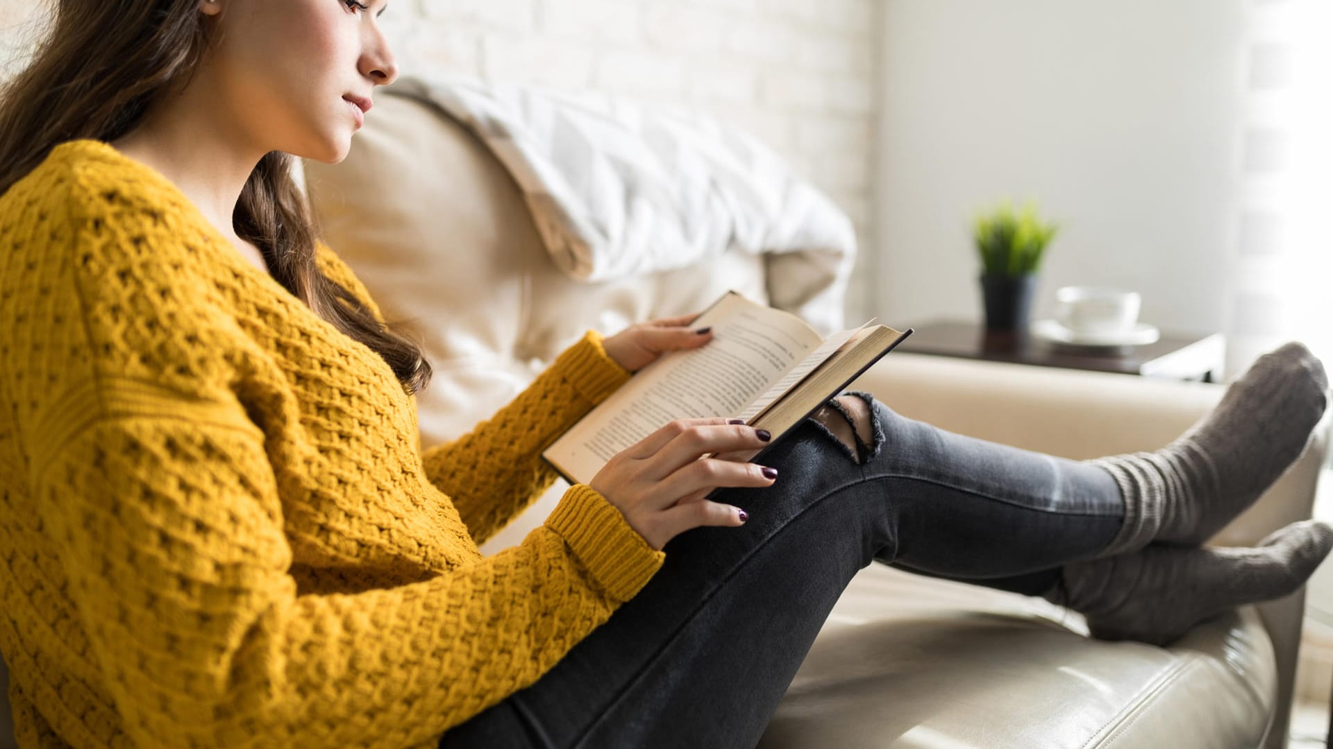 Lesen: Machen Sie es sich mit einem Buch auf der Couch oder dem Balkon gemütlich.