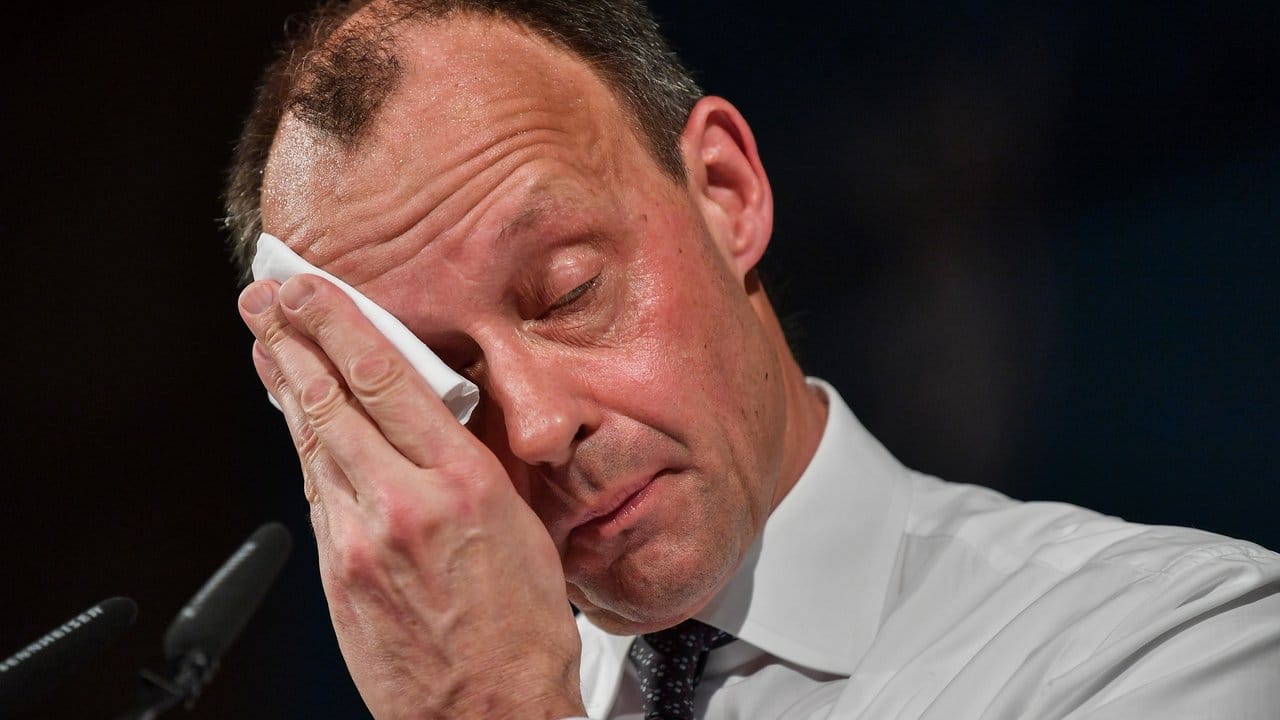 Friedrich Merz, ehemaliger Vorsitzender der CDU/CSU-Fraktion im Bundestag, hat sich mit dem neuartigen Coronavirus angesteckt. Friedrich Merz, ehemaliger Vorsitzender der CDU/CSU-Fraktion im Bundestag, hat sich mit dem neuartigen Coronavirus angesteckt.