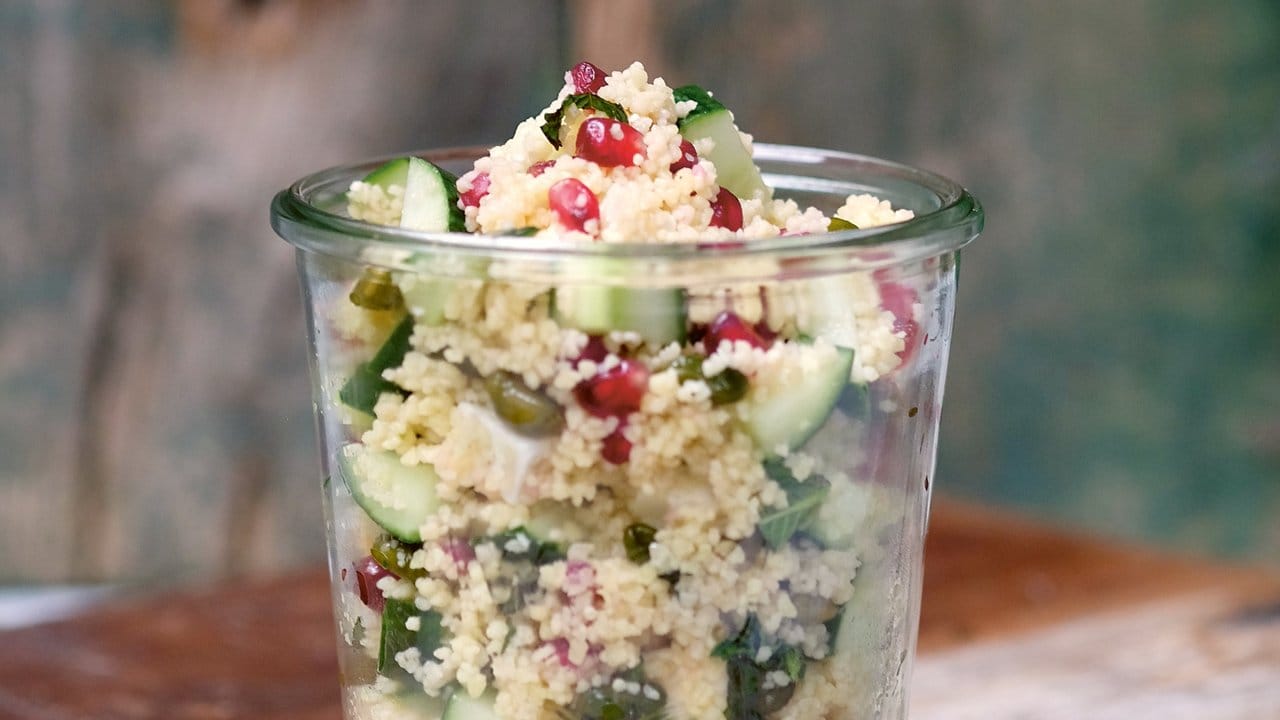 Couscous-Salate lassen sich gut im Glas transportieren und suppen nicht durch.