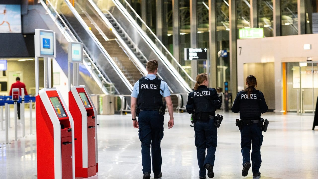 Drei Polizisten gehen durch das Terminal 1 am Frankfurter Flughafen.