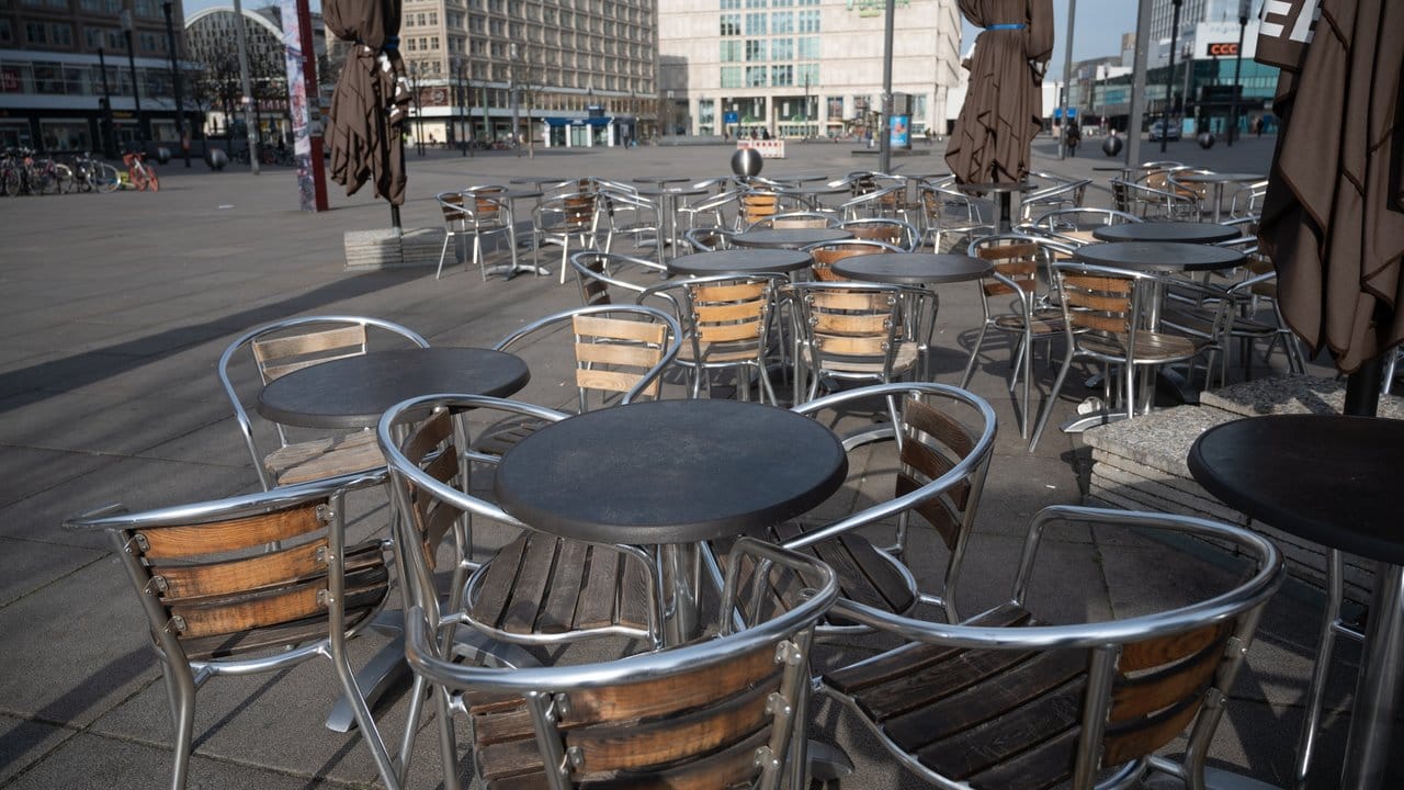 Ein leeres Café am Berliner Alexanderplatz.
