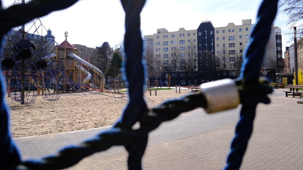 Ein menschenleerer Spielplatz in Magdeburg.