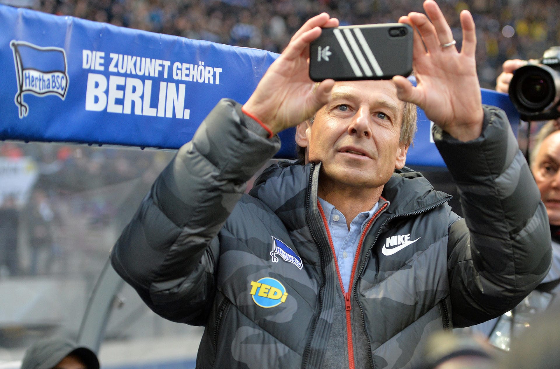 13. Spieltag: Jürgen Klinsmann ist zurück in der Bundesliga. Nachdem die Hertha sich von Ex-Trainer Ante Covic getrennt hatte, wollte Klinsmann aushelfen und den Trainerjob bis zum Saisonende übernehmen. Schon sein erster Spieltag startete furios: Im Heimspiel gegen den BVB (1:2) holte "Klinsi" sein Handy raus und filmte die Ostkurve vor dem Spiel. Danach postete er das Video auf Twitter.