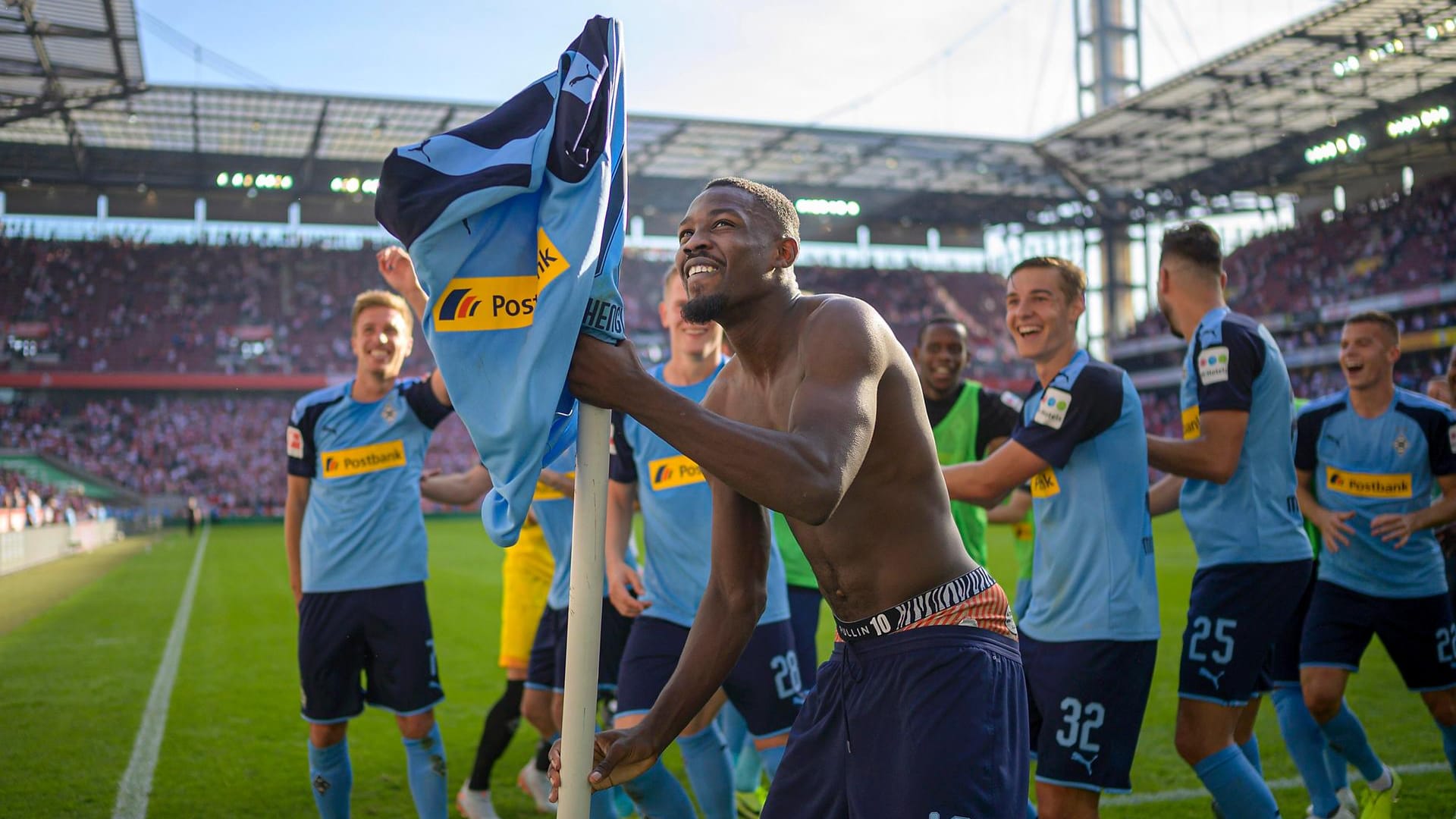 4. Spieltag: Mit 1:0 gewann Borussia Mönchengladbach das Rheinderby gegen den 1. FC Köln. Für Borussias Shootingstar Marcus Thuram war das ein Grund, ausgelassen zu jubeln. Nach dem knappen Derbysieg jubelte er vor den Fans das erste Mal mit der Eckfahne. Das sollte sich im Laufe der Hinrunde noch einige Male wiederholen, denn Gladbach hatte allen Grund zum Jubeln. Vor Bayern und Dortmund schlossen die Fohlen die Hinrunde auf Platz zwei ab.