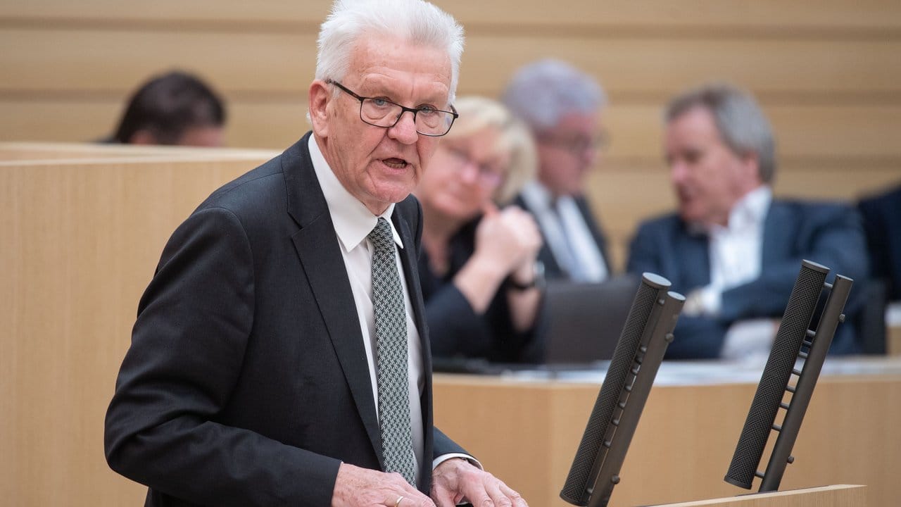 Baden-Württembergs Ministerpräsident Winfried Kretschmann bei einer Sondersitzung des Landtags in Stuttgart. Baden-Württembergs Ministerpräsident Winfried Kretschmann bei einer Sondersitzung des Landtags in Stuttgart.