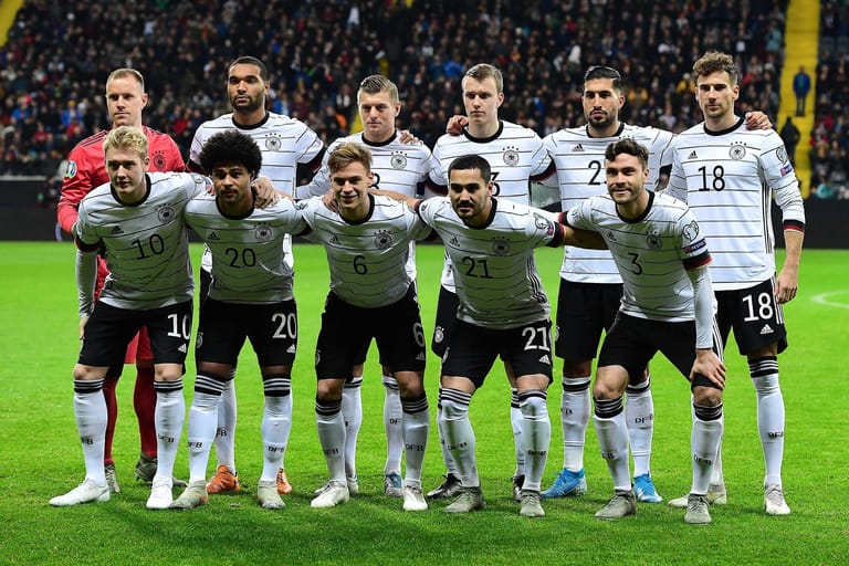 Die deutsche Nationalmannschaft spendet 2,5 Millionen Euro für Betroffene der Corona-Pandemie. Bundestrainer Joachim Löw und Manager Oliver Bierhoff haben auf einer Pressekonferenz einen Gehaltsverzicht angedeutet.