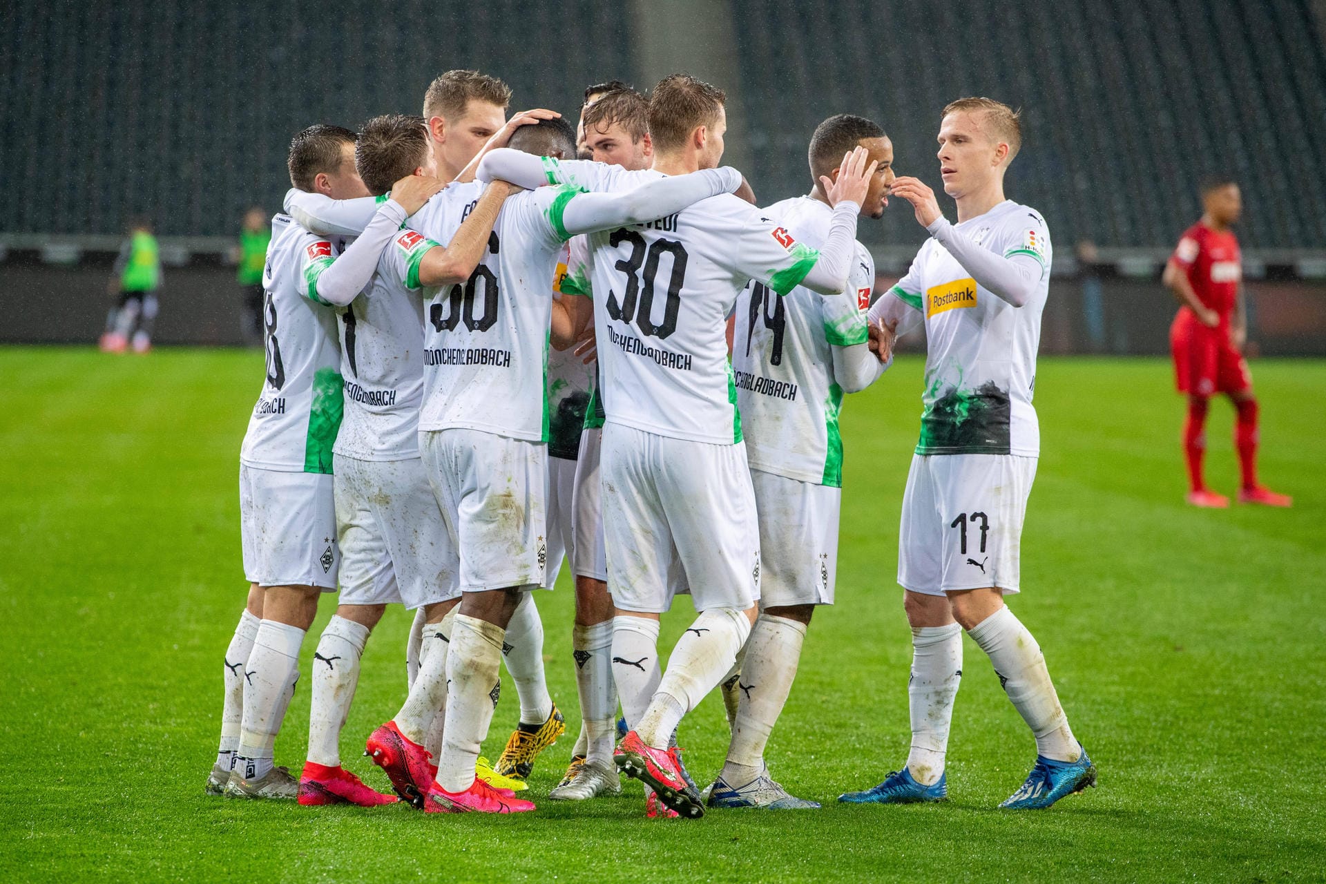 Als erste Mannschaft der Bundesliga hat sich das Team von Borussia Mönchengladbach freiwillig dazu bereit erklärt, auf Gehalt zu verzichten. Der Trainerstab, Direktoren und Geschäftsführer der Borussia schließen sich dem Impuls der Mannschaft an.