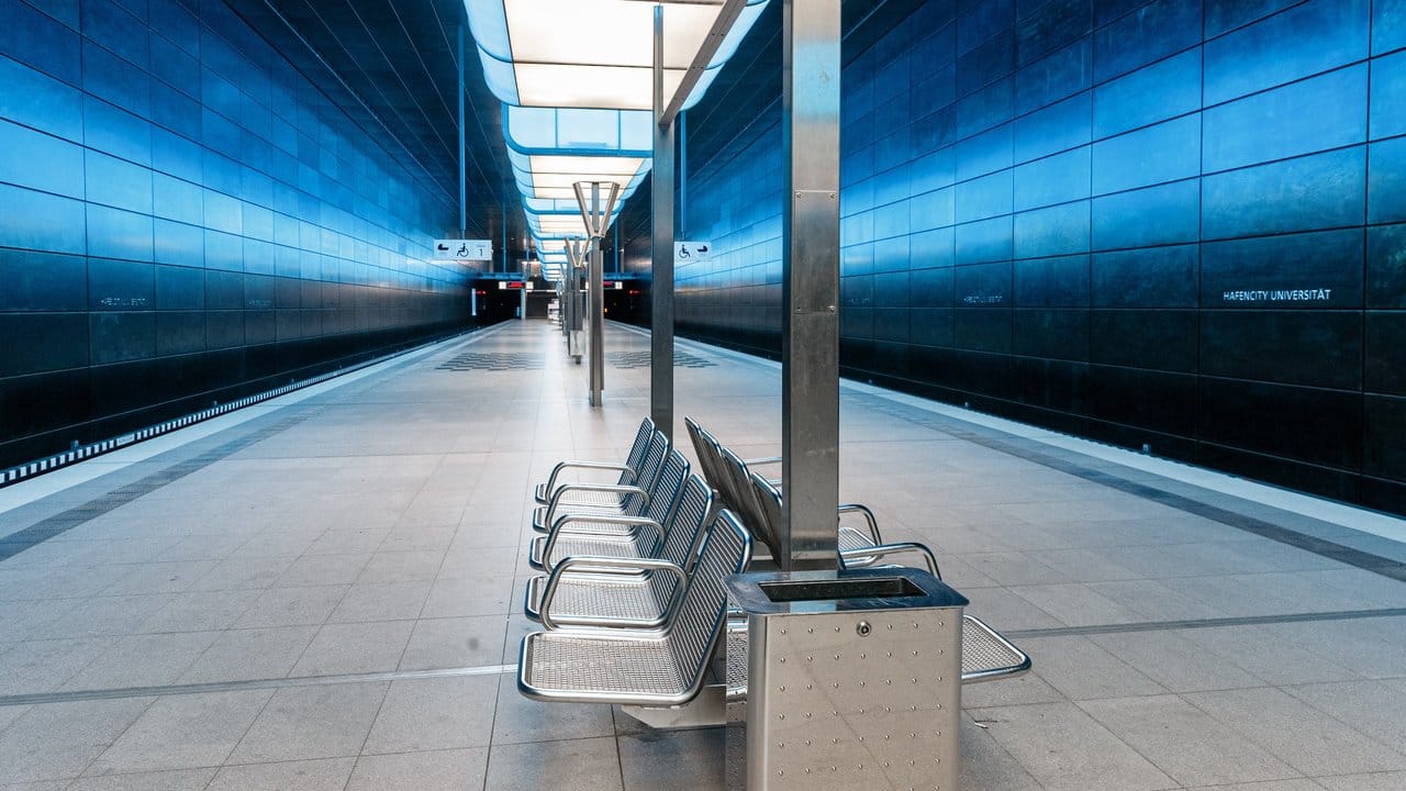 Eine menschenleere U-Bahn-Station in Hamburg. Eine menschenleere U-Bahn-Station in Hamburg.