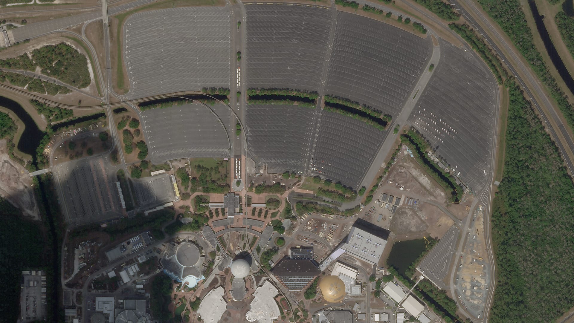 Orlando, USA: Satellitenaufnahmen zeigen leere Parkplätze von Disney World aus der Vogelperspektive.