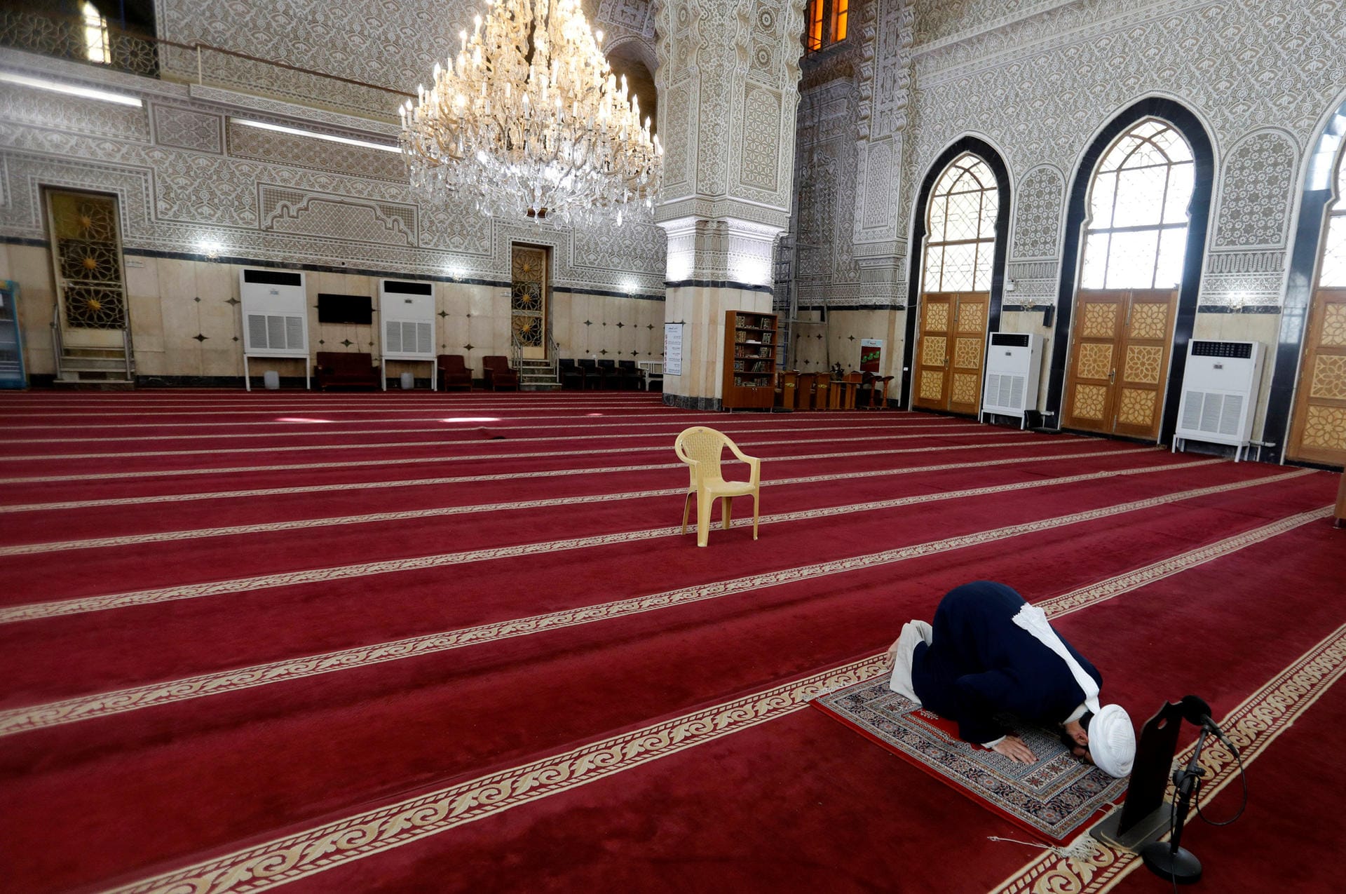 Baghdad, Irak: Ein einzelner Gläubiger betet in einer leeren Moschee, nachdem die Freitagsgebete wegen des Coronavirus ausgesetzt worden sind.