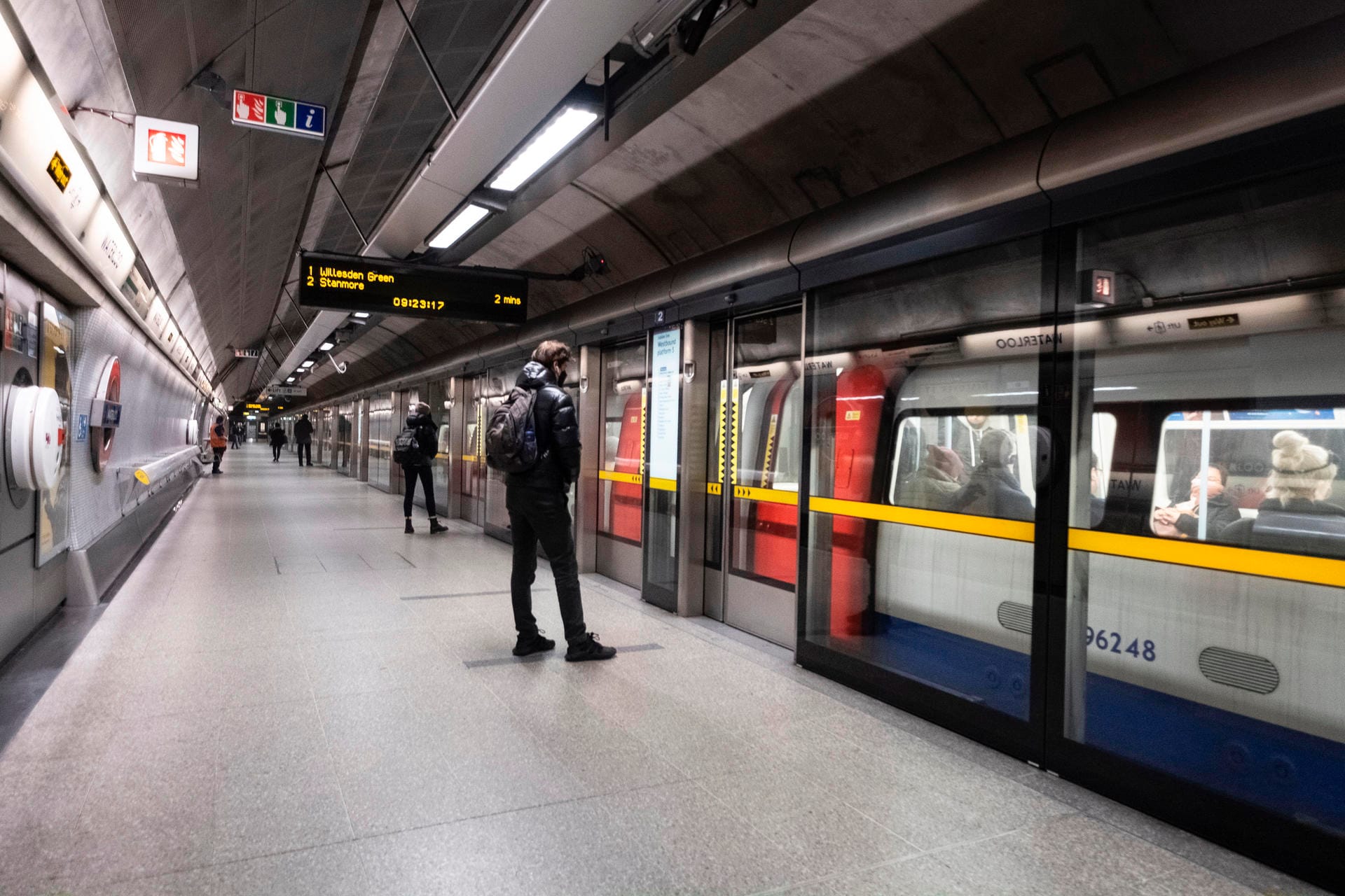 Nur wenige Pendler warten in der britischen Hauptstadt während des morgendlichen Berufsverkehrs auf die U-Bahn.