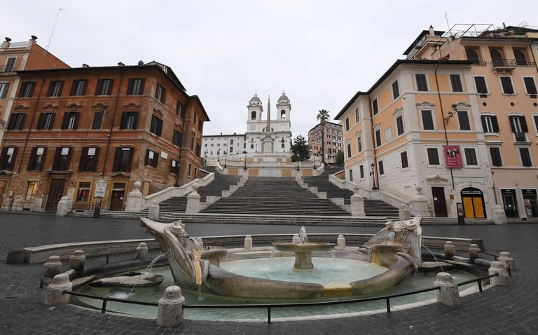 Rom, Italien: Die Spanische Treppe, sonst voller Touristen, ist wegen des Coronavirus ebenfalls leer.