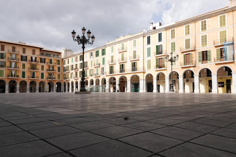 Palma de Mallorca: Die Plaza Mayor ist wegen der Ausgangssperre ungewohnt leer.