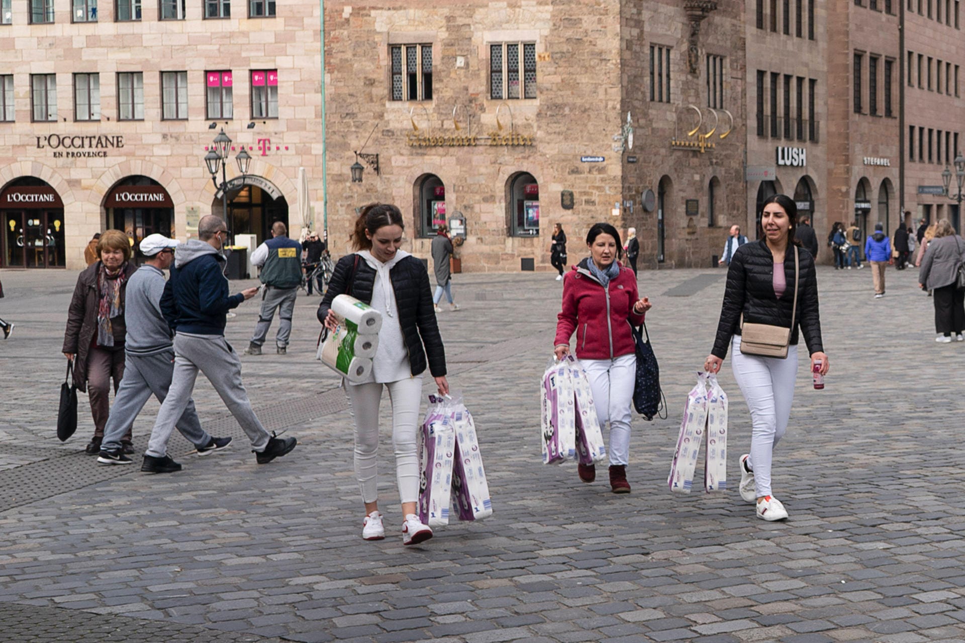 Nürnberg: Menschen ziehen in Gruppen los, um Toilettenpapier zu hamstern.