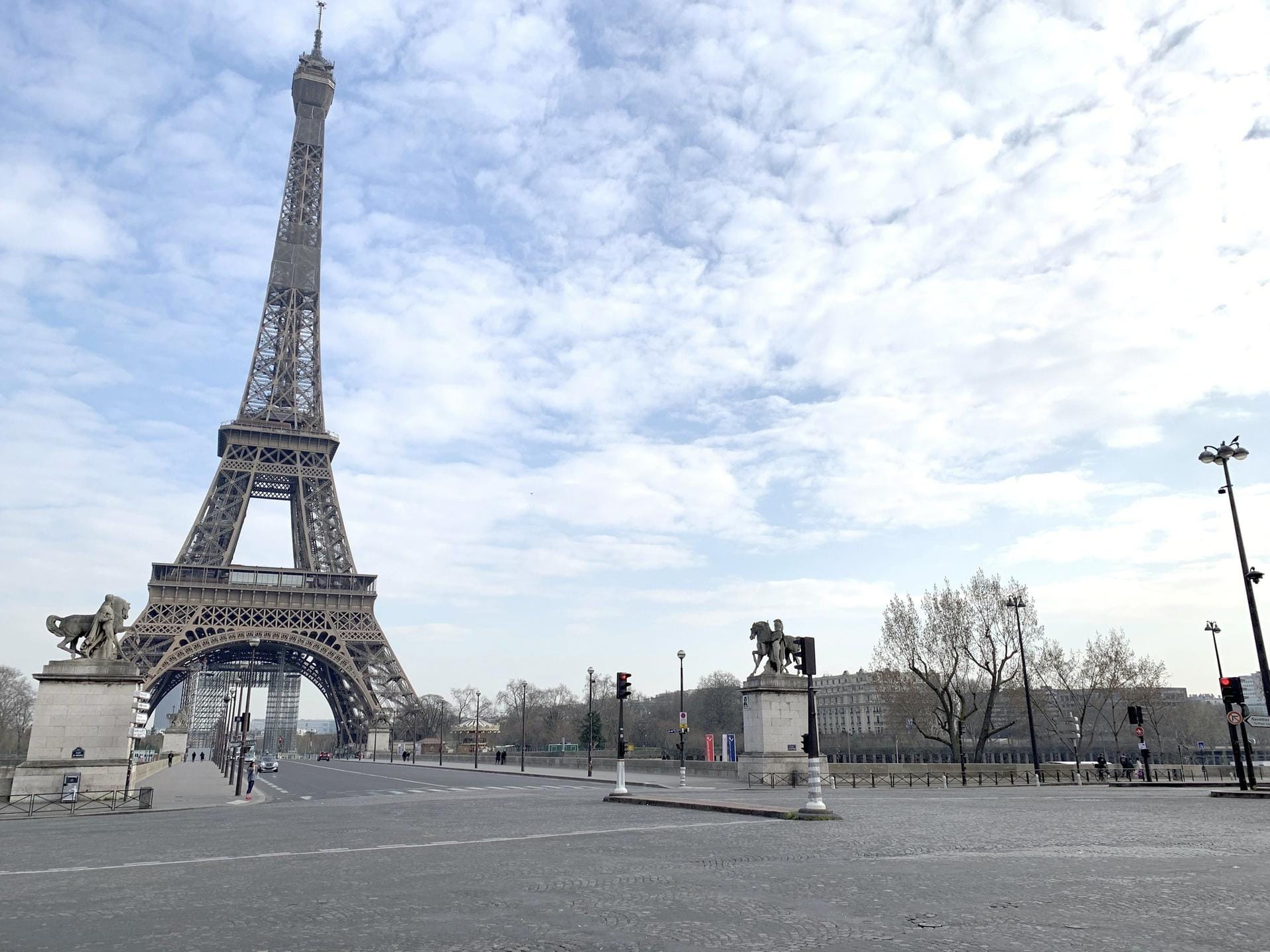 Der Platz vor dem Pariser Eifelturm ist eigentlich ein beliebter Touristentreffpunkt.
