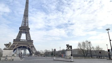 Der Platz vor dem Pariser Eifelturm ist eigentlich ein beliebter Touristentreffpunkt.