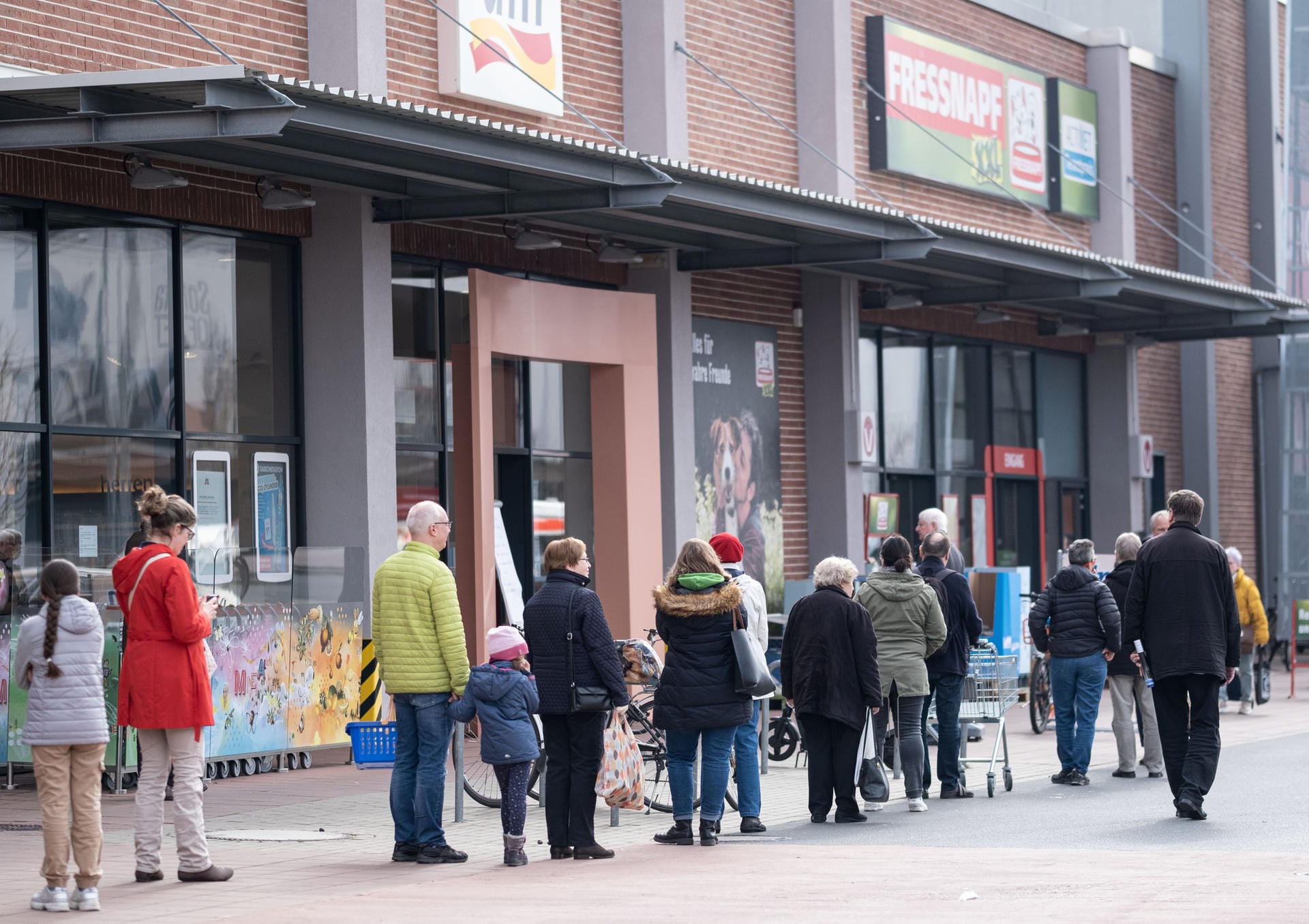 Hannover: Menschen stehen ordnungsgemäß vor einem Drogeriemarkt in der Schlange, Abstand halten aber nur wenige.
