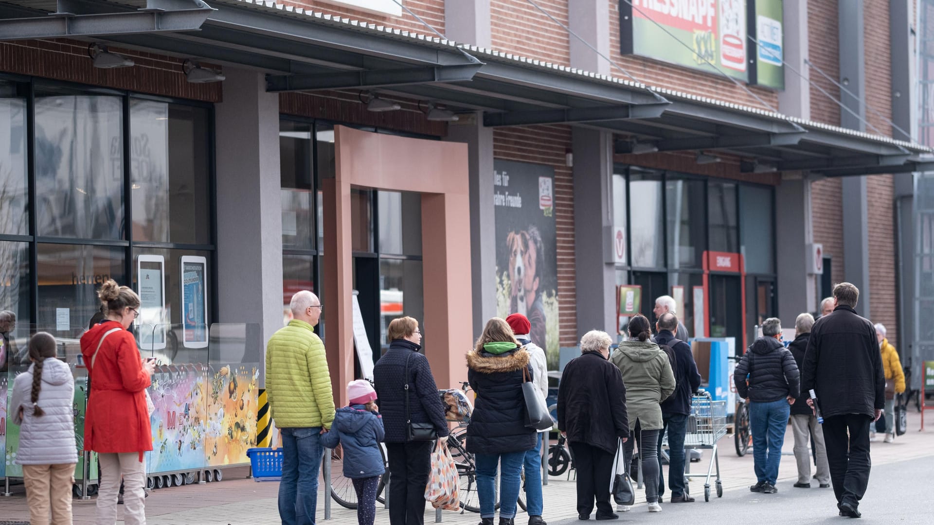 Hannover: Menschen stehen ordnungsgemäß vor einem Drogeriemarkt in der Schlange, Abstand halten aber nur wenige.