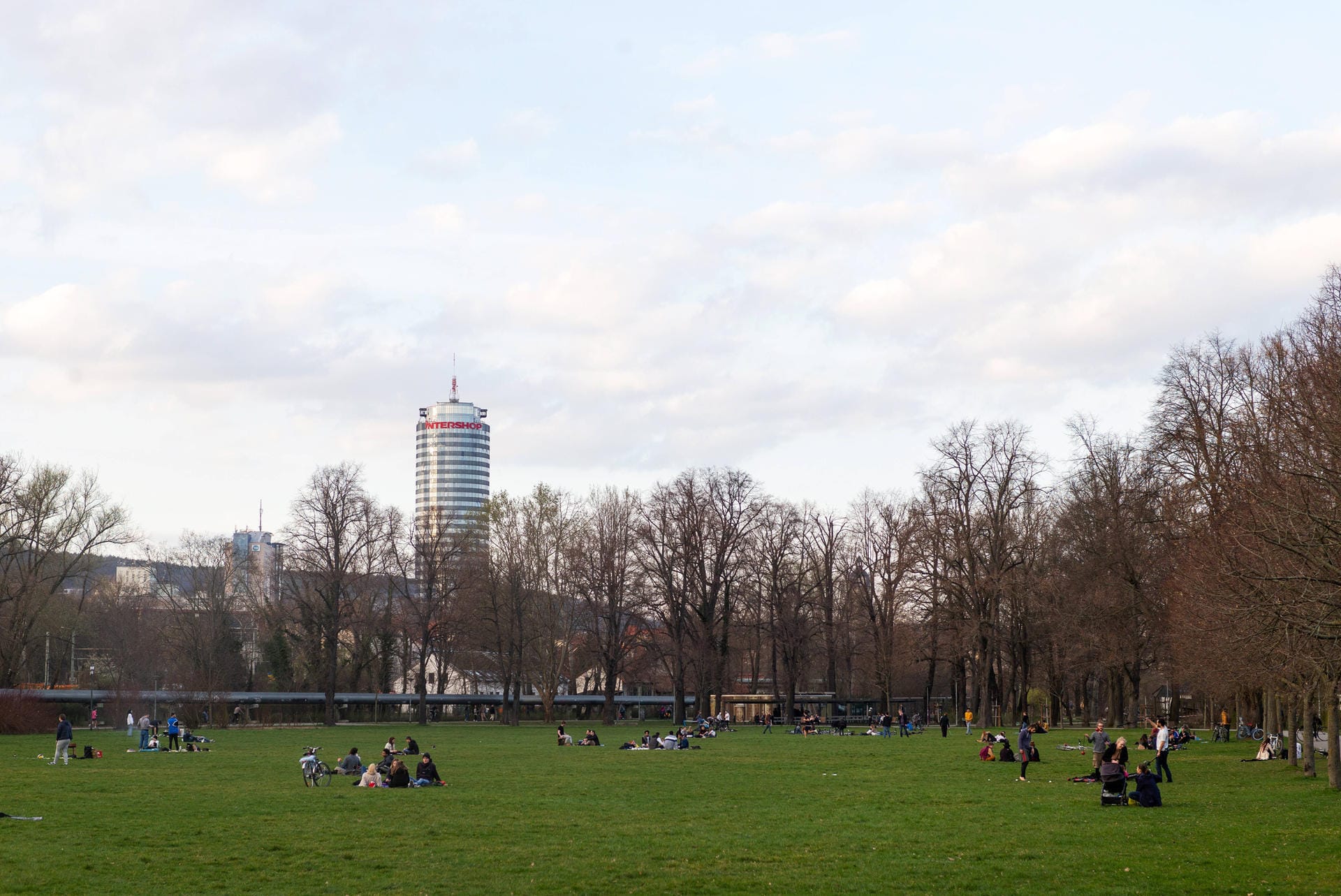 Paradies-Park in Jena: Hier sitzen Menschen weiterhin in Gruppen zusammen, um das Wetter zu genießen.