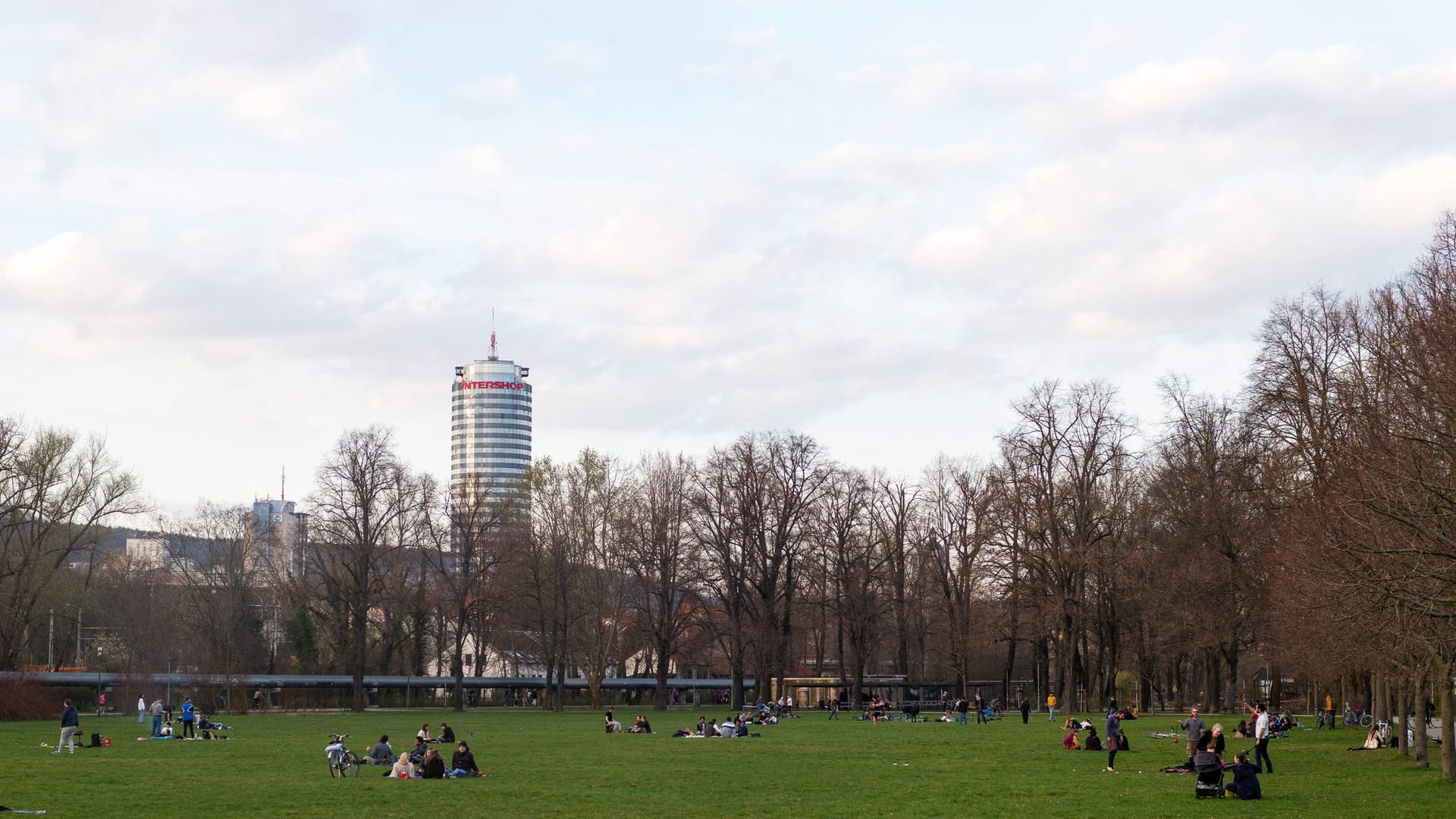 Paradies-Park in Jena: Hier sitzen Menschen weiterhin in Gruppen zusammen, um das Wetter zu genießen.