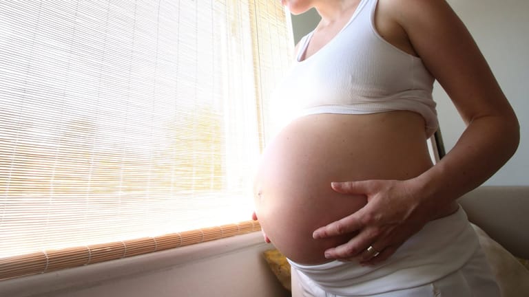 Laut RKI gibt es bislang keinen Hinweis darauf, dass Schwangere durch das Coronavirus besonders gefährdet sind.
